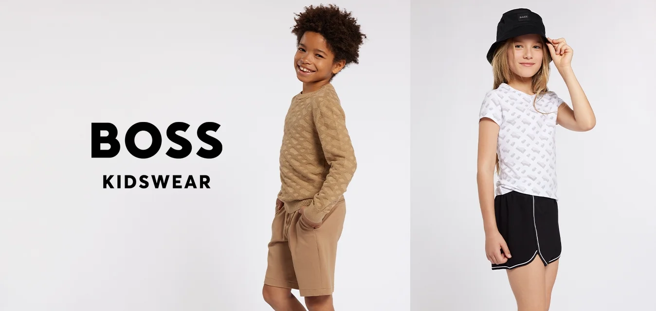 Pullover color sabbia con motivo a diamante testurizzato a sinistra; camicia bianca con motivo grigio e pantaloni corti neri a destra.