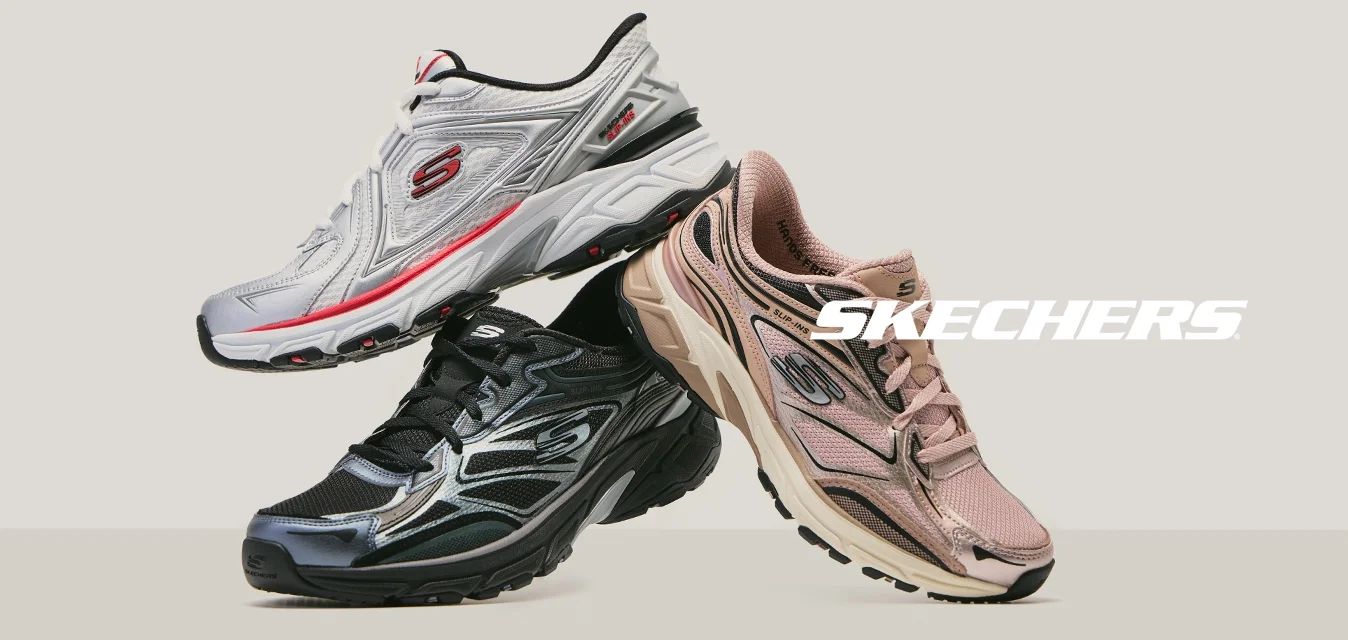 Tre paia di sneakers da ginnastica impilati in argento, nero e rosa con i loghi del marchio su uno sfondo neutro.