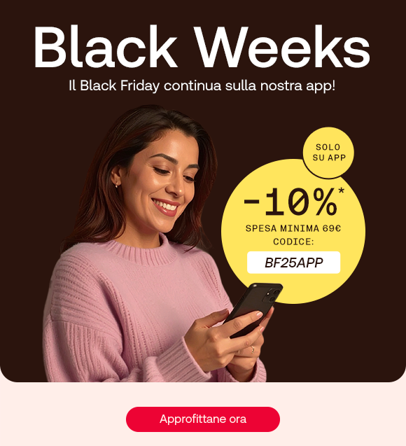 „Donna con maglione rosa sorride guardando il telefono. Bollino giallo con testo: ‘Solo su app – 10% di sconto su spesa minima 69€ con codice BF25APP’. Testo: ‘Black Weeks – Il Black Friday continua sulla nostra app!’ Pulsante rosso: Approfittane ora. Sfondo marrone scuro con base rosa chiaro.“