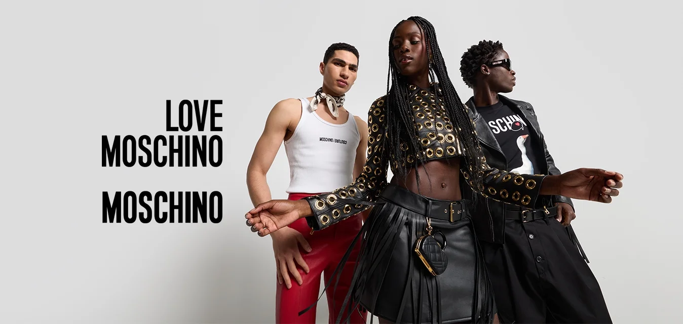 Tre modelli sono vestiti in modi diversi: un top nero corto con occhielli dorati, un canotta bianca aderente e una t-shirt grafica con un cappotto.