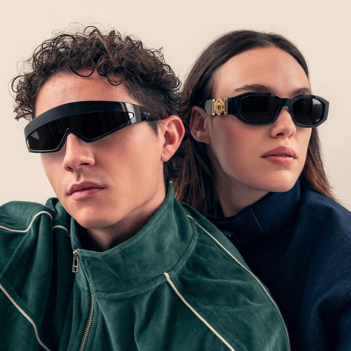 Persone che indossano occhiali da vista firmati