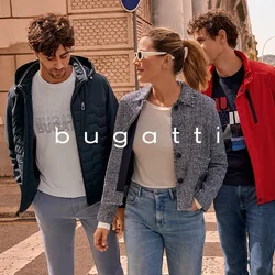 Cinque persone attraversano una strada. Indossano giacche di vari colori, jeans e scarpe. I colori principali includono blu navy, rosso, azzurro e grigio.