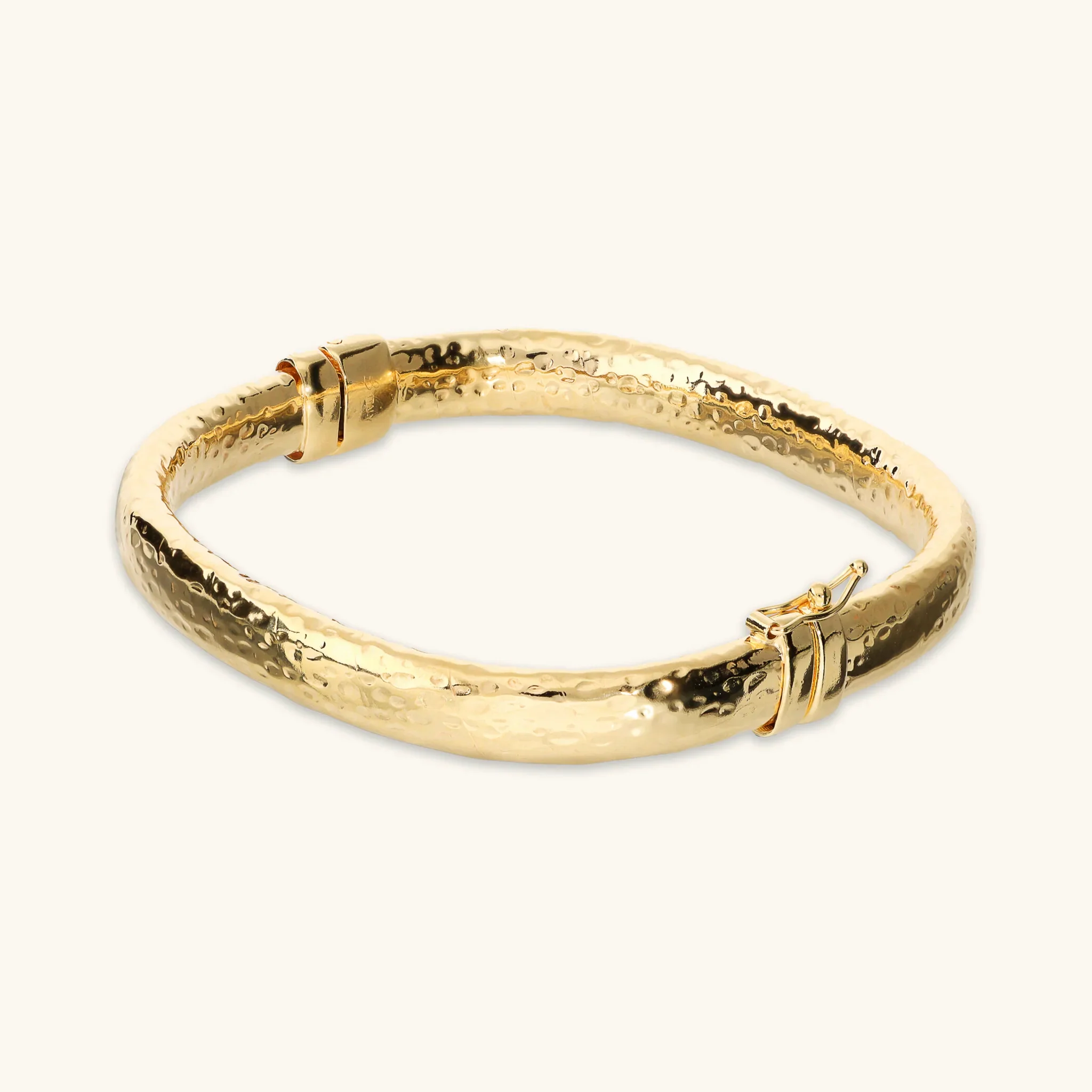 Image of Bracciale Rigido Quadrato Martellato