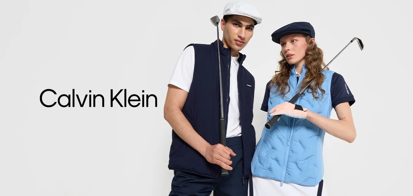 Due persone in abbigliamento da golf: una in un gilet blu nautico e pantaloncini, l'altra in un gilet imbottito azzurro e gonna bianca, che tengono delle mazze da golf.