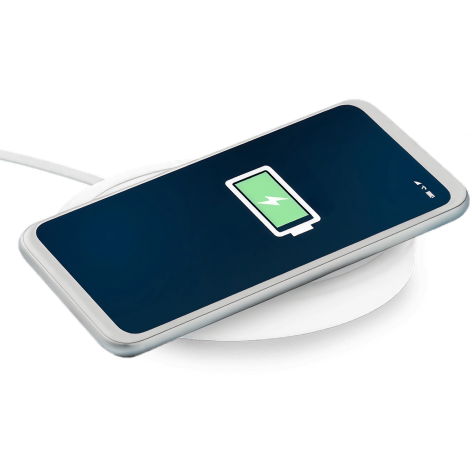 Un telefono cellulare con un indicatore verde della batteria in carica è posizionato su un caricabatterie SanDisk® Ixpand® bianco