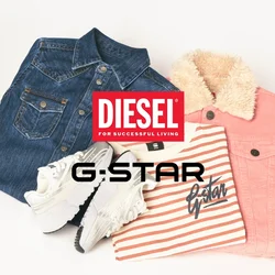 Camicia di jeans con bottoni a pressione, giacca in corduroy rosa con colletto in pelliccia, t-shirt a righe e sneakers bianche con dettagli grigi.