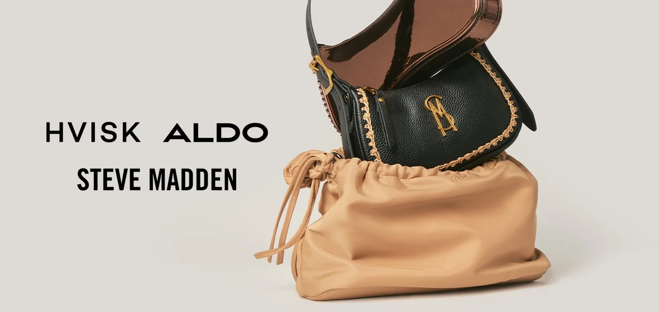 Sacchetto beige con coulisse che contiene un portafoglio in pelle nera con ricami dorati e una pochette metallica bronzo con manico.