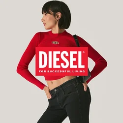 Donna in posa con jeans neri a zampa d'elefante, maglietta rossa a maniche lunghe cropped, sandali neri e una borsa a tracolla nera contro uno sfondo semplice.