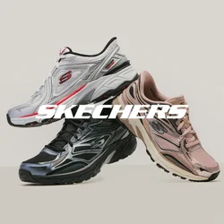 Tre paia di sneakers da ginnastica impilati in argento, nero e rosa con i loghi del marchio su uno sfondo neutro.