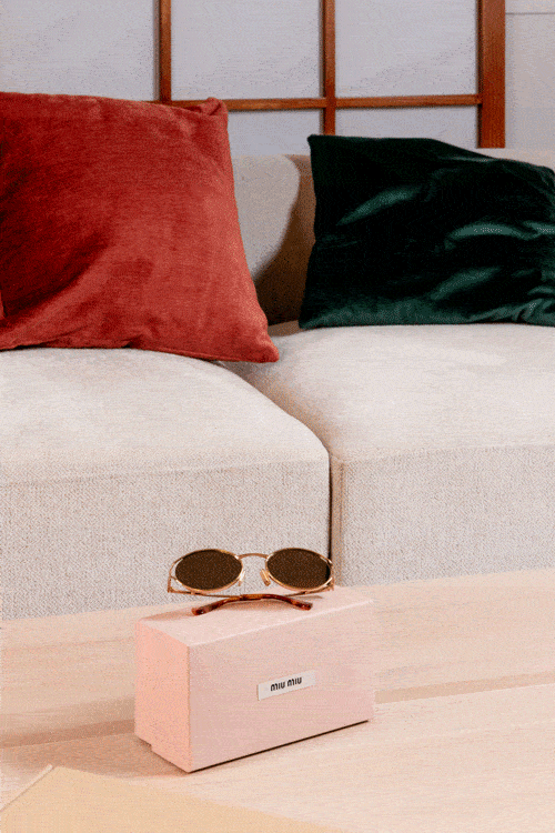 Animazione di occhiali e scatole che appaiono uno dopo l’altro