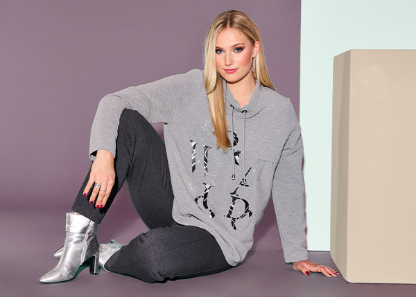 Felpa con brillantini, scollo a barca e maniche lunghe