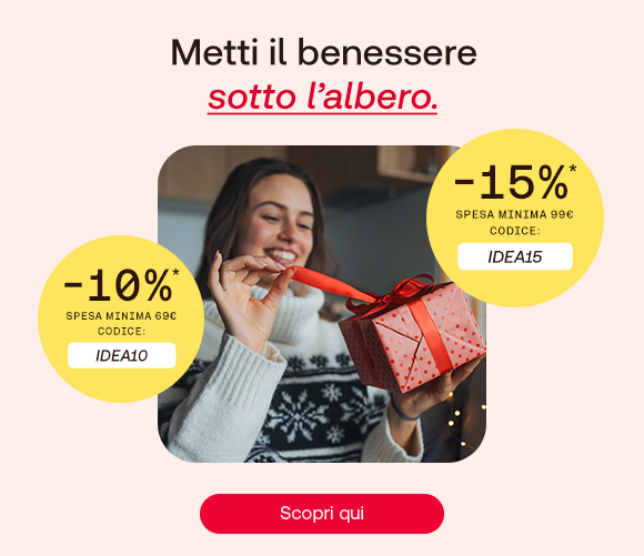„Donna sorridente con maglione natalizio tiene un pacco regalo rosso. Bollini gialli con testo: ‘-10% con codice IDEA10’ e ‘-15% con codice IDEA15’. Testo: ‘Metti il benessere sotto l’albero.’ Pulsante rosso: Scopri qui. Sfondo rosa chiaro.“ „Donna sorridente con maglione natalizio tiene un pacco regalo rosso. Bollini gialli con testo: ‘-10% con codice IDEA10’ e ‘-15% con codice IDEA15’. Testo: ‘Metti il benessere sotto l’albero.’ Pulsante rosso: Scopri qui. Sfondo rosa chiaro.“