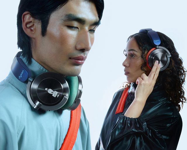 Una modella indossa le cuffie Dyson OnTrac con l'emblema PORTER inciso sul padiglione esterno destro.