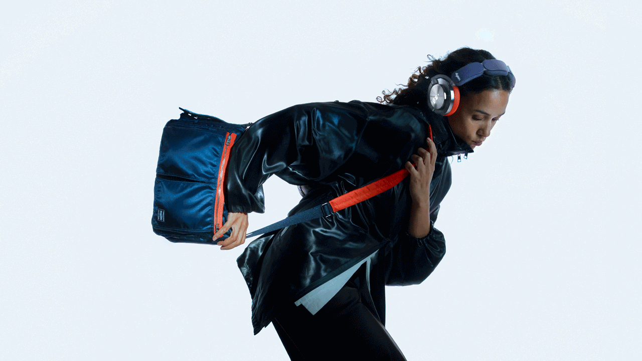 Una modella presenta la borsa a tracolla personalizzata Dyson OnTrac e PORTER in una posizione dinamica.