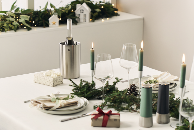 Tavola apparecchiata con un regalo