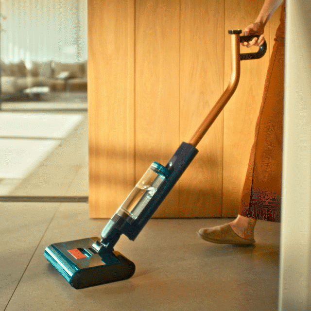 Il lavapavimenti Dyson Clean+Wash Hygiene che lava il pavimento.