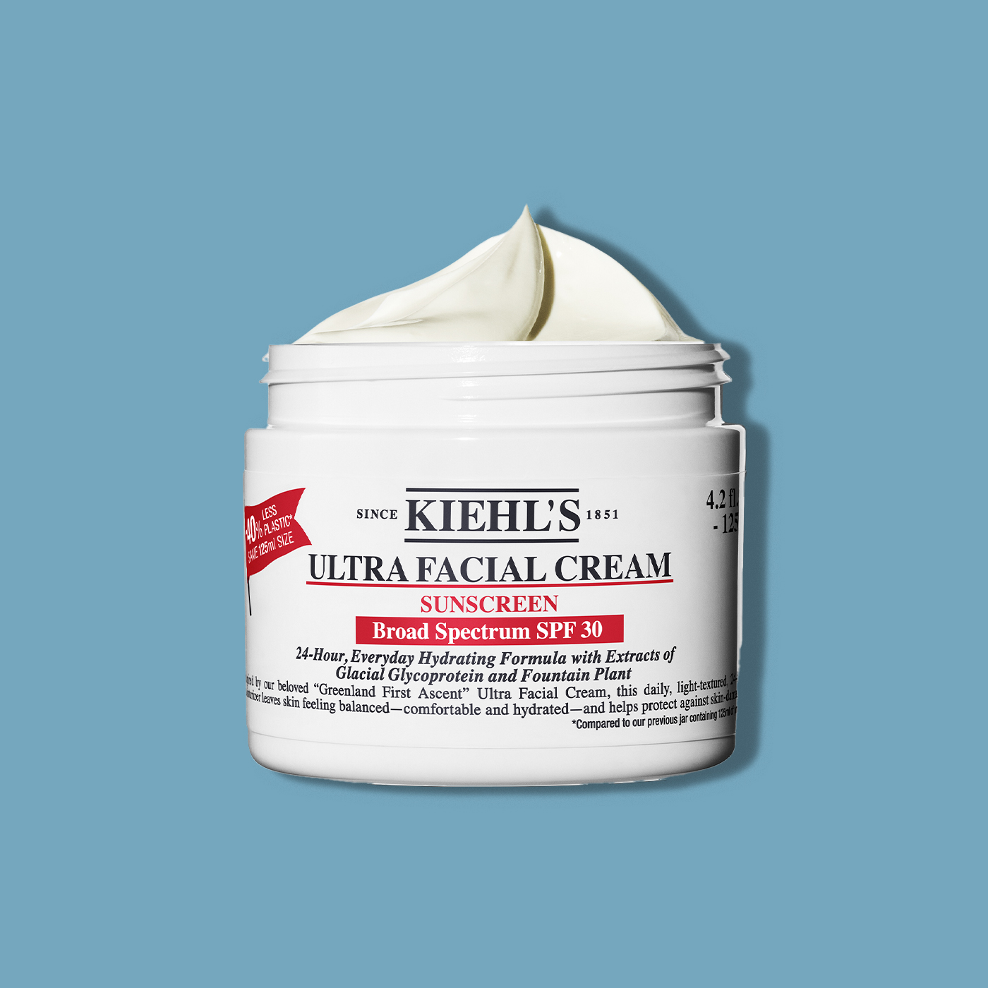 Vasi aperti di Creamy Eye Treatment with Avocado su sfondo verde crema con fettine di avocado.