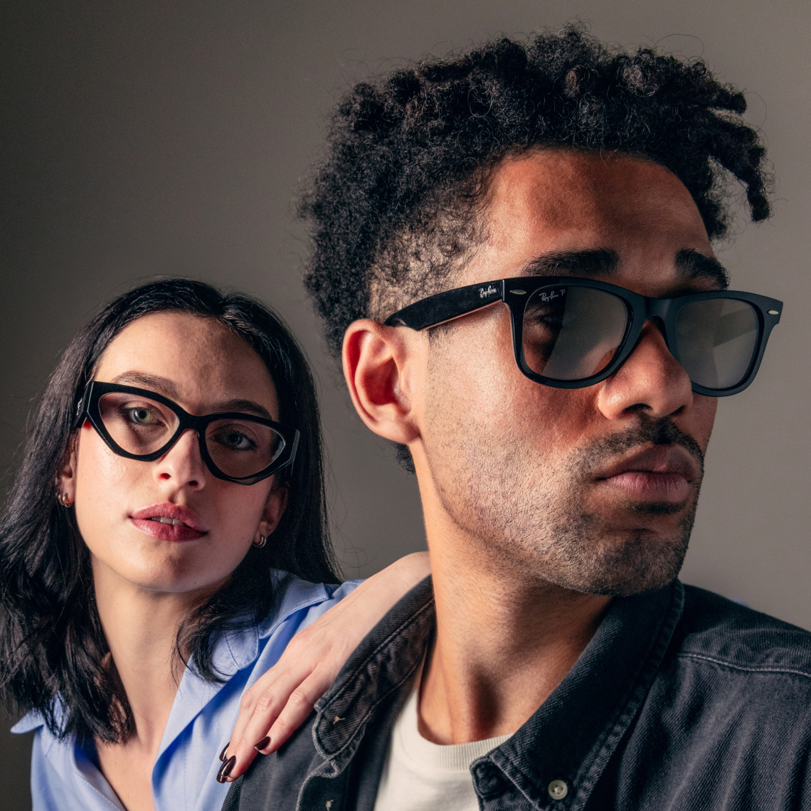 Persone che indossano occhiali firmati