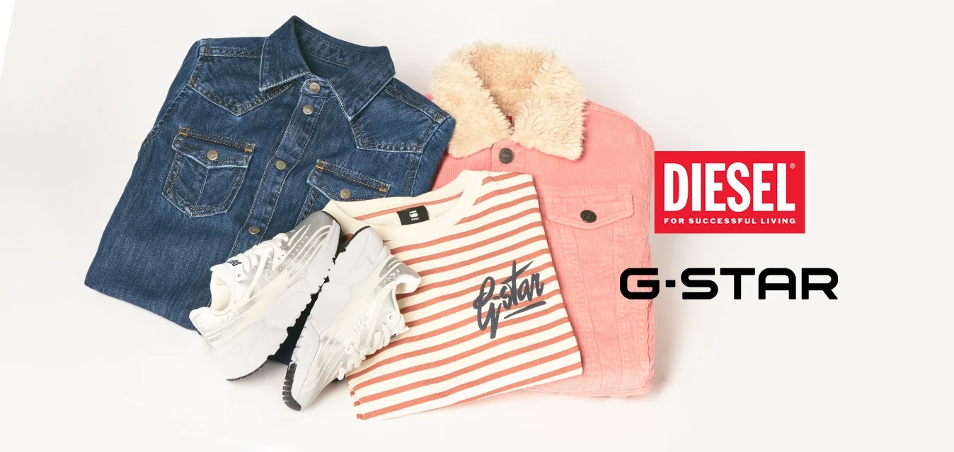Camicia di jeans con bottoni a pressione, giacca in corduroy rosa con colletto in pelliccia, t-shirt a righe e sneakers bianche con dettagli grigi.