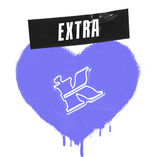 Cuore viola con scritta "Extra" su adesivo nero