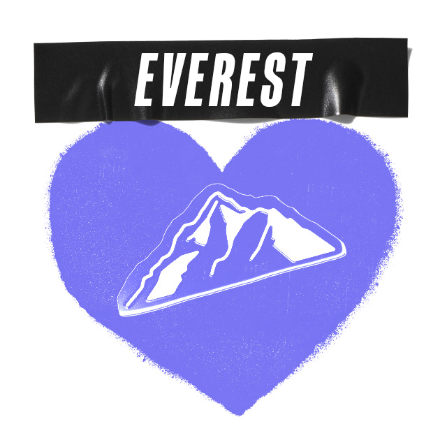 Cuore viola con scritta "Everest" su adesivo nero