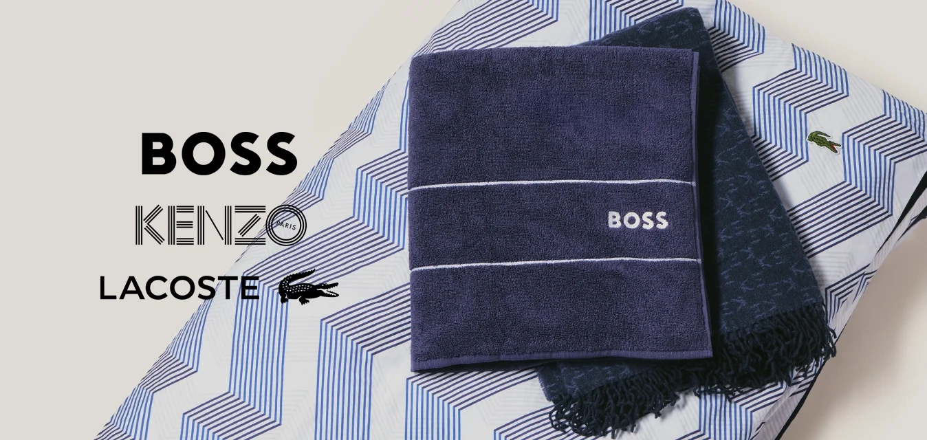 Asciugamani piegati impilati, quello in cima è blu navy con la scritta 