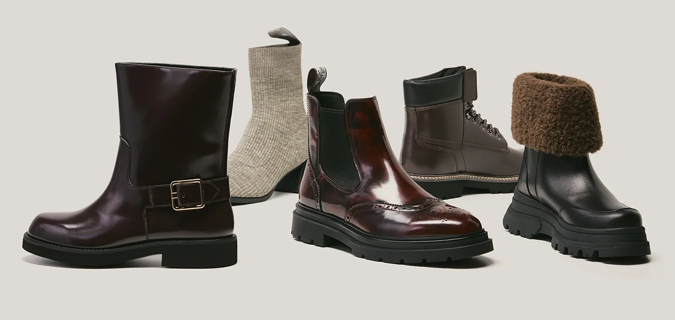 Cinque stili diversi di stivali invernali nei colori nero, marrone e beige disposti su uno sfondo chiaro e neutro.