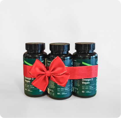 alt="Tre flaconi verde scuro di Vitalized Omega-3 Vegan avvolti da un grande fiocco rosso su sfondo bianco.»
