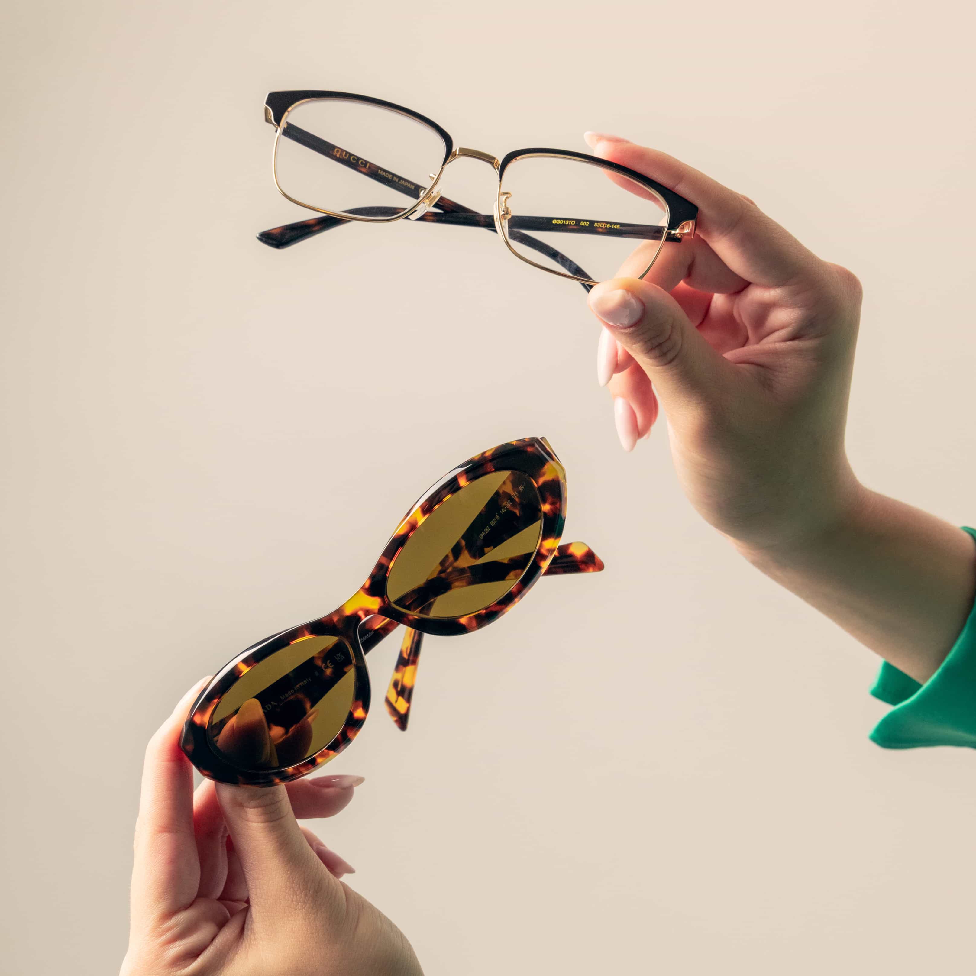 Mani che afferrano un paio di occhiali da sole