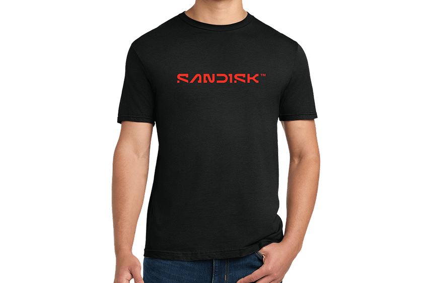 Primo piano di una persona che indossa una maglietta nera con «SANDISK™&#x22; in caratteri rossi.