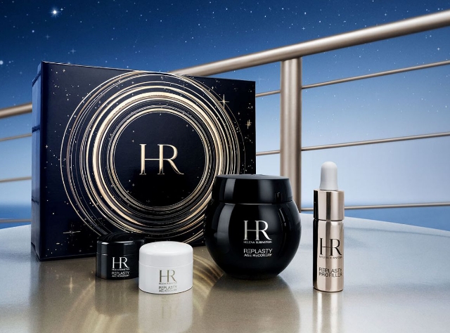 Il cofanetto regalo Replasty Holiday, con la sua confezione regalo natalizia, un vasetto di Age Recovery Night, 3 miniature di Age Recovery Night, Day e Profiller, su una lussuosa nave da crociera con un cielo stellato sullo sfondo.