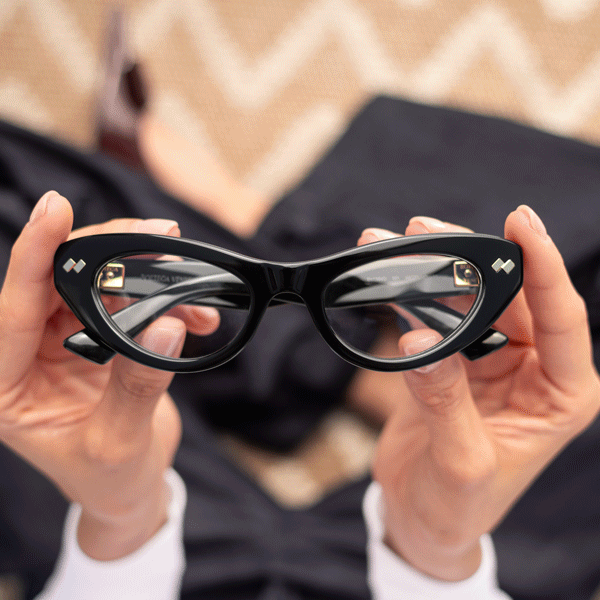 Mani che tengono occhiali da vista