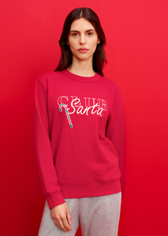 Modella indossa pigiama natalizio