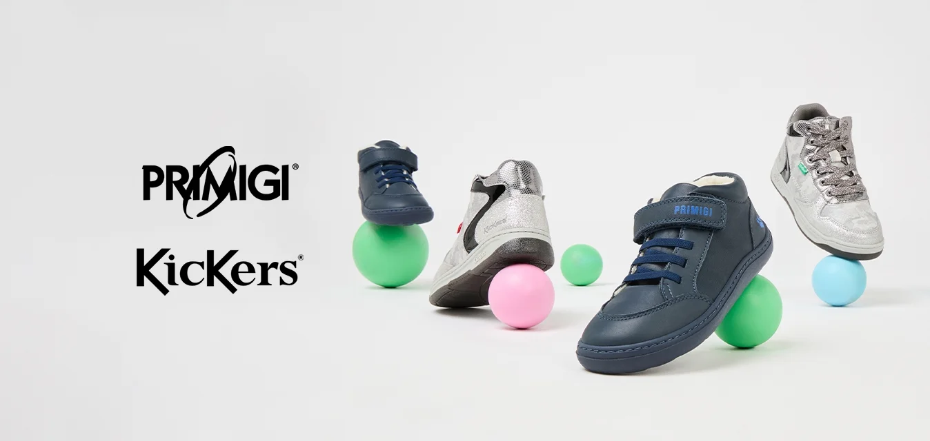 Quattro paia di scarpe per bambini in blu, argento e grigio appoggiate su palline colorate; tra le caratteristiche ci sono cinturini in velcro, materiali testurizzati e accenti a contrasto.