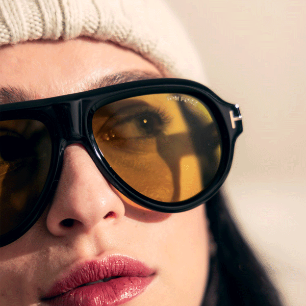 Donna che indossa occhiali da sole di design