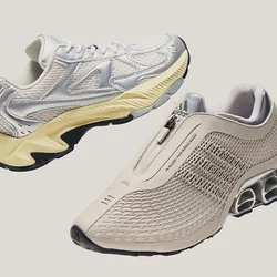 Un paio di scarpe da ginnastica chiare, una con chiusura a zip e design in rete, l'altra con lacci e suola spessa, su uno sfondo semplice.