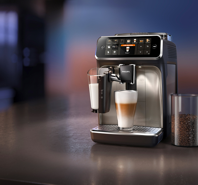 Des expressos riches aux cappuccinos crémeux, savourez les saveurs du moment chez vous avec Philips Série 5400.