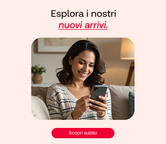 „Donna seduta sul divano sorride guardando lo smartphone. Testo: ‘Esplora i nostri nuovi arrivi.’ Pulsante rosso: Scopri subito.“