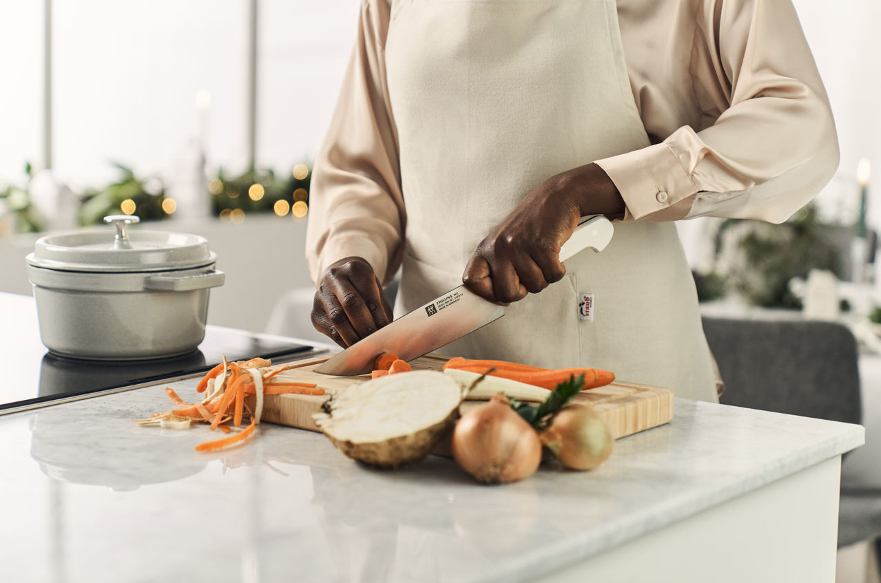 Immagine in cui si tagliano le verdure