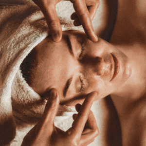 Una GIF che mostra immagini mutevoli: una donna che dorme in un letto, un uomo che lavora a fuoco profondo davanti a un computer e una donna che riceve un rilassante massaggio facciale.