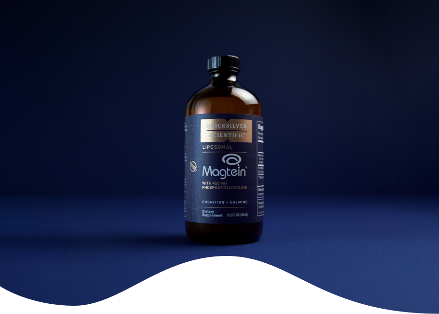 Due integratori di omega-3 presentati su uno sfondo color pesca: Vitalized Omega-3 Vegan a sinistra e Life Extension Super Omega-3 a destra, con le capsule disposte in colonne ordinate tra i flaconi.