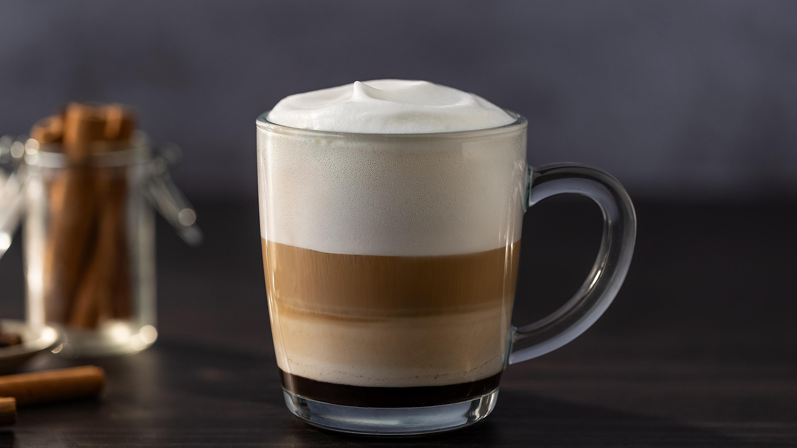Kom in kerststemming met een gingerbread macchiato: een verwarmende mix van koffie, chocolade en kruiden.