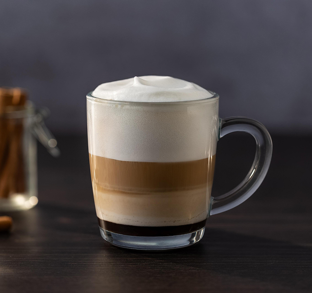 Kom in kerststemming met een gingerbread macchiato: een verwarmende mix van koffie, chocolade en kruiden.