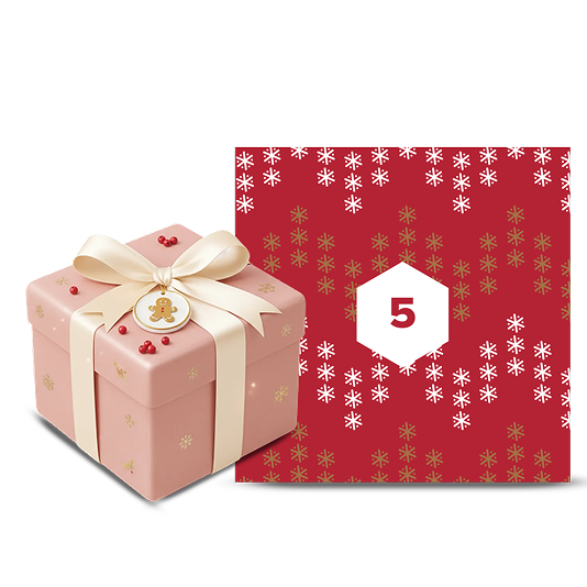 Un pacco regalo rosa con fiocco color crema e bacche rosse, con un cartellino a forma di omino di pan di zenzero, accanto a un calendario dell'Avvento rosso con il numero 5.