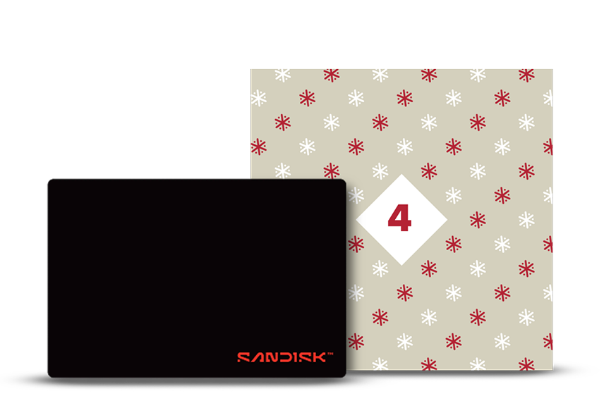 Prodotto Sandisk nero e un cartoncino a tema natalizio con fiocchi di neve rossi e bianchi e il numero 4.