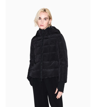 cappotto-nero-in-piuma