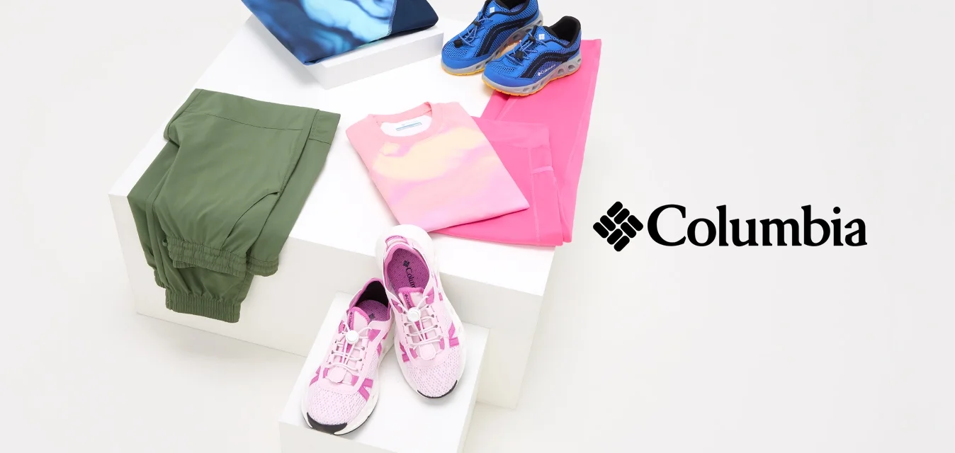 Combinazione di abbigliamento sportivo: pantaloni verdi, magliette blu e rosa, scarpe rosa e bianche e sneakers blu, che mostrano colori e design vari.