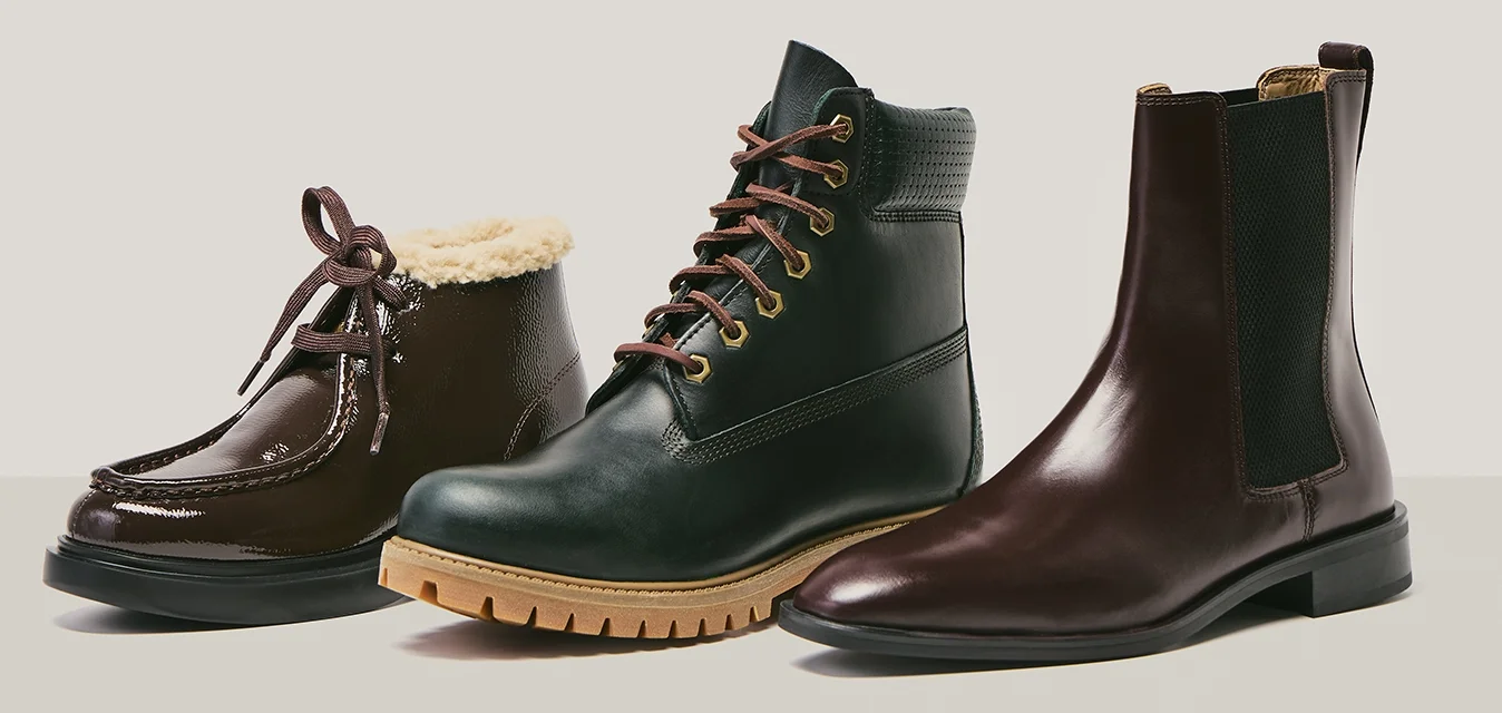 Tre paia di stivali: pelle marrone scuro con fodera in pelliccia, pelle nera con design a lacci e bordeaux lucido con pannelli elasticizzati ai lati.