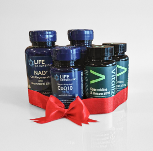 alt="Flaconi di integratori di Life Extension e Vitalized avvolti in un grande fiocco rosso, davanti a uno sfondo bianco. "»