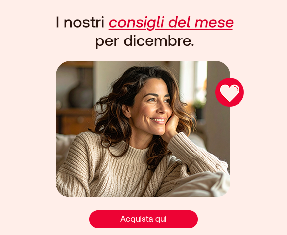 Donna che sorride guardando fuori dalla finestra. Testo: “I nostri consigli del mese per dicembre”. Pulsante rosso: “Acquista qui”. Donna che sorride guardando fuori dalla finestra. Testo: “I nostri consigli del mese per dicembre”. Pulsante rosso: “Acquista qui”.